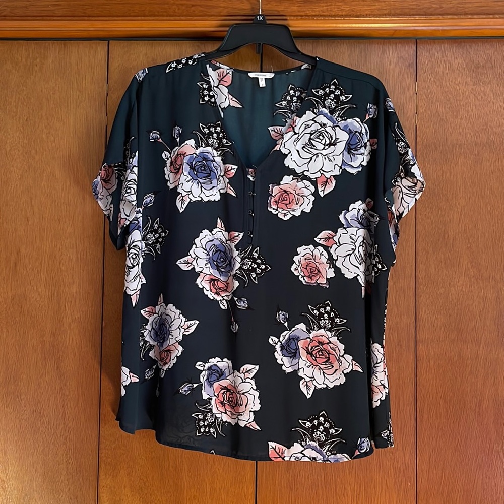⭐️Short sleeve floral blouse.  Size 2